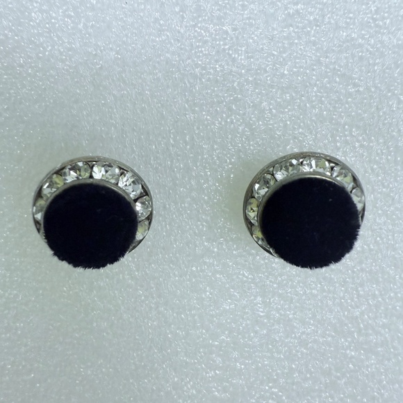 Pair of studd black velvet cloth material around imitation zirconia around - Picture 3 of 4